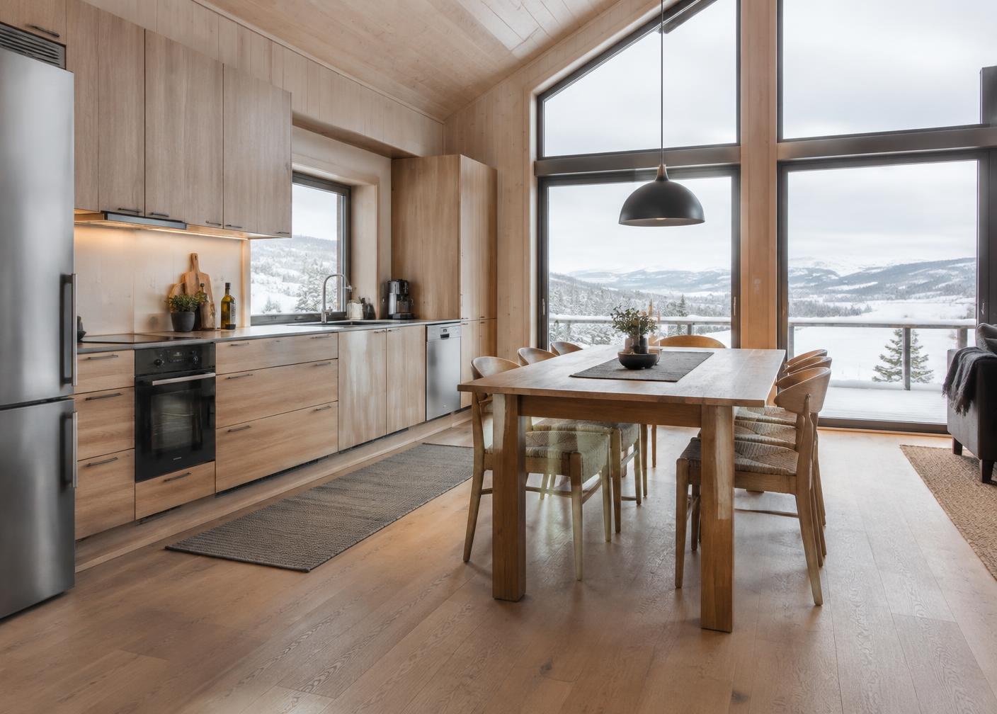 Ljust och rent kök i en svensk fjällstuga